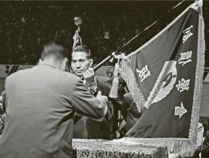 池田大作向关西总支部授旗(1960年5月8日).jpg