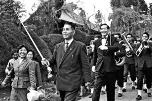 手握指挥杖与音乐队共行的池田大作(1958年3月16日).jpg
