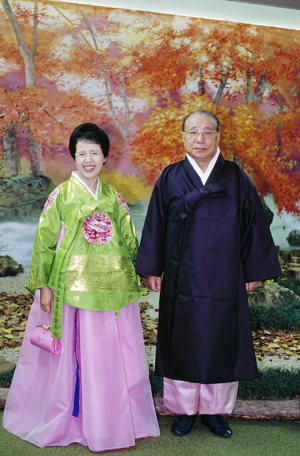 试穿韩国民族服装的池田夫妇(1994年10月).png