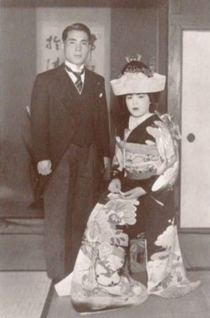 1952年5月3日，新郎大作与新娘香峯子成婚照.jpg