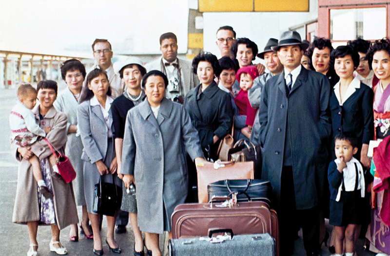 文件:在芝加哥中转站与创价学会成员们(1960年10月).png