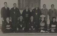 久本宫吉（上排右三）、木里政岩（上排左二）参加自己孩子久本雅弘（下排右三）与木里敦子（下排右二）的结婚礼。其中，田中久加松（下排左二）为日后夫妻二人的长女取名为“久本雅美”。