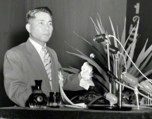 池田大作在札幌大会上作发言(1957年7月1日).jpg